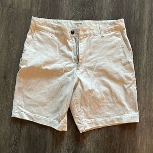 DOCKERS men’s white cargo shorts 
Size 33